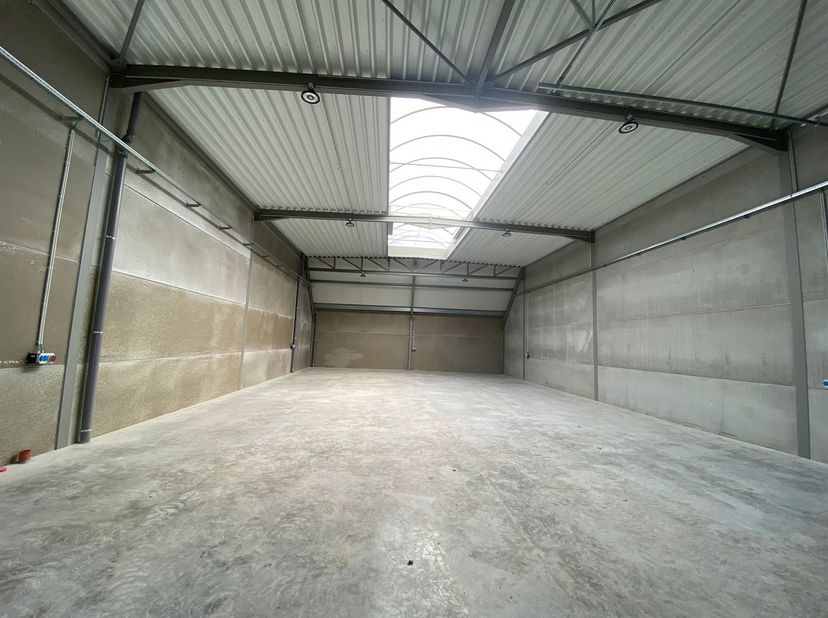 <br />
Oppervlakte: 271 m²<br />
2 Privatieve Parkeerplaatsen<br />
Vlotte bereikbaarheid via de Kortrijkseweg (N43) en de E17 (5 km)<br />
Brandklass