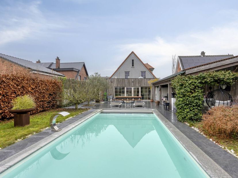 Op zoek naar een instapklare, energiezuinige open bebouwing mét zwembad? Dan zit je hier helemaal goed. Deze woning combineert comfort, stijl en ontsp
