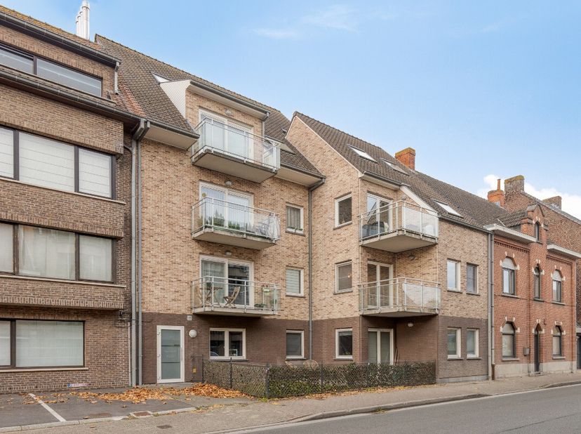Te koop: modern gesloten appartement in het centrum van Olsene, op wandelafstand van winkels en voorzieningen. Dit appartement, gebouwd in 2013, biedt