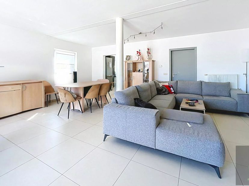 Situé au 1er étage dun petit immeuble composé de seulement 3 appartements, ce magnifique duplex lumineux offre de beaux volumes et un cadre de vie agr