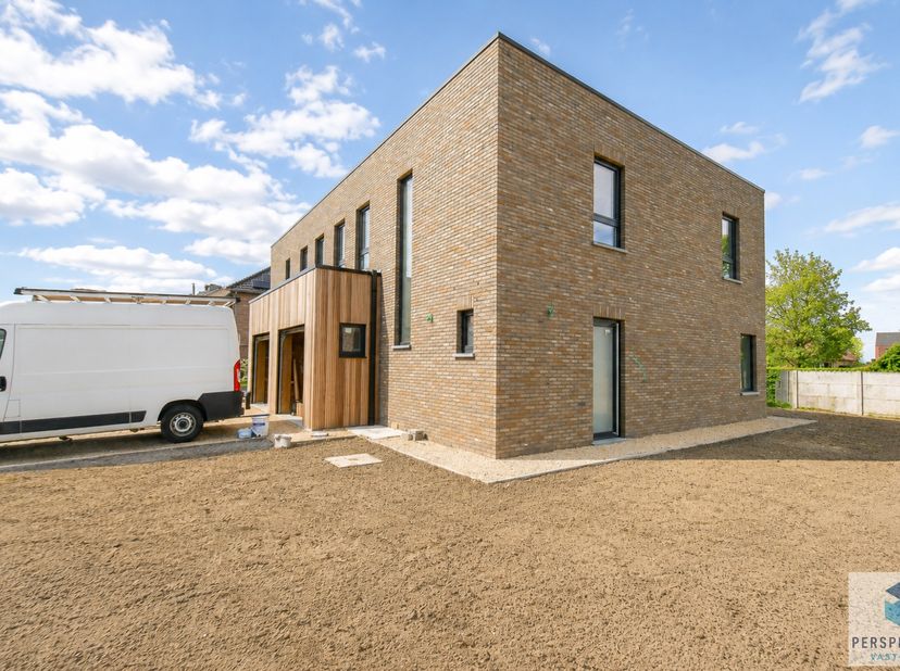 Deze halfvrijstaande nieuwbouwwoning in moderne bouwstijl is afgewerkt volgens de huidige EPB-regelgeving.&amp;nbsp;<br />
De woning bevat een garage en e