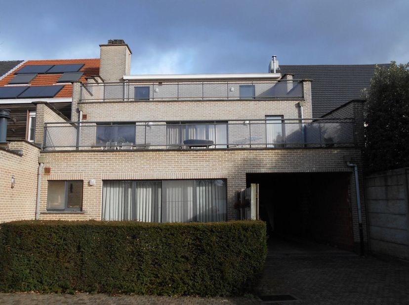 Instapklaar appartement met o.a. 2 slaapkamers, terras (50 m²), grote garagebox.<br />
EPC = 214. Gemeenschappelijke kost = €35/maand. Waterverbruik =