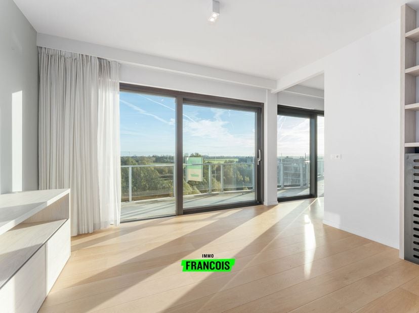 In het charmante De Haan presenteren wij u deze moderne en stijlvolle assistentiewoning, gelegen in het residentiële complex Golf by Zilverduin. Omgev