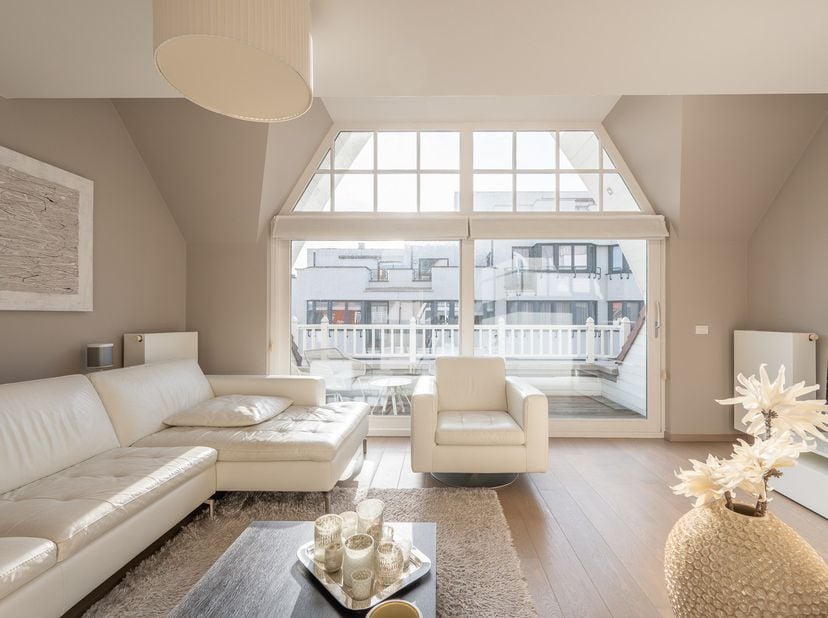 Appartement duplex spacieux et ensoleillé&amp;nbsp;avec terrasse orientée au sud, à quelques pas des magasins et de la plage. Composition: hall d'entrée a