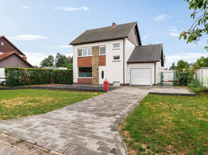 Gezinswoning met 3 slaapkamers en garage op 820m²<br />
<br />
Gelijkvloers<br />
Via de inkomhal betreedt u de woning met toegang tot de leefruimt