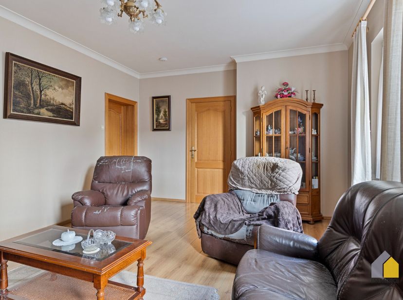 OMSCHRIJVING:<br />
- GELIJKVLOERS: Inkomhal, L-vormige woonkamer met zitgedeelte (5,90 x 3,95 m) en eetkamer (4,25 x 3,00 m), bijkeuken (3,96 x 3,00