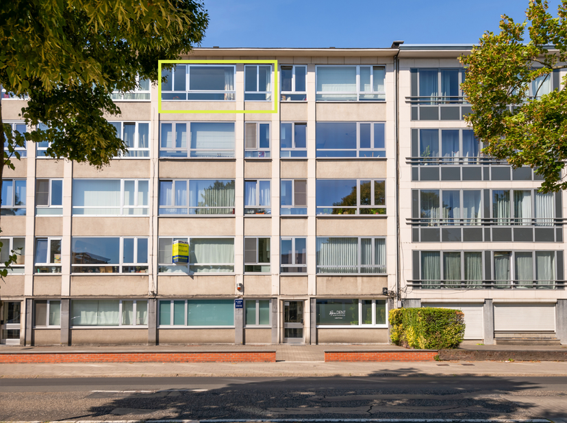 Te renoveren 2 slaapkamer appartement, véél licht + garage<br />
De Prins Boudewijnlaan is alom gekend en is een zéér goede uitvalsbasis voor woon- en