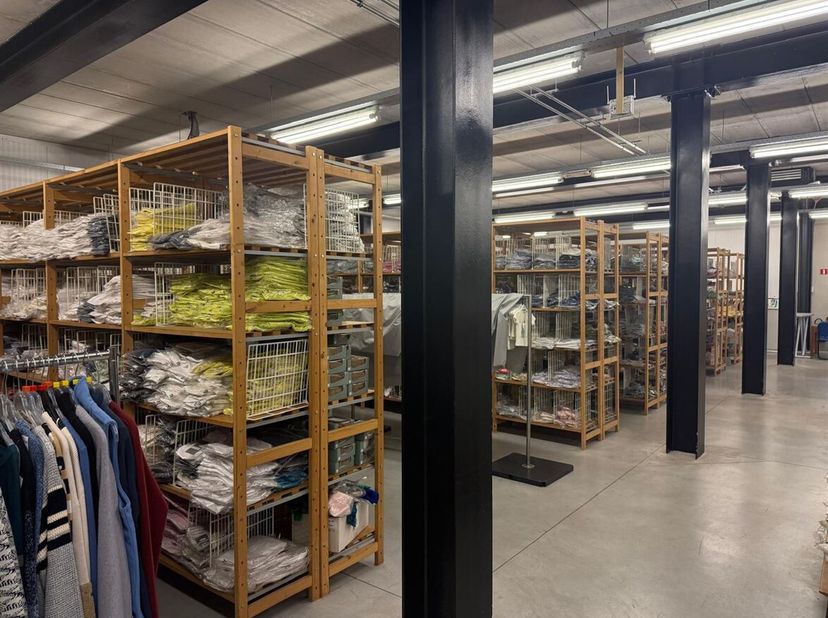 Opslagruimte van ± 384,5 m²  in Beerse<br />
Locatie:<br />
Deze ruime opslagruimte bevindt zich in een interessante nijverheidszone in Beerse, op sle