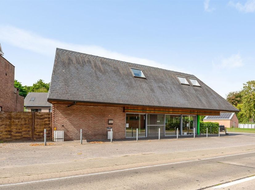 Op een gunstige locatie in Grobbendonk bevindt zich dit veelzijdige handelspand met ruime woonst. Het pand combineert een handelsruimte van ca. 200 m²