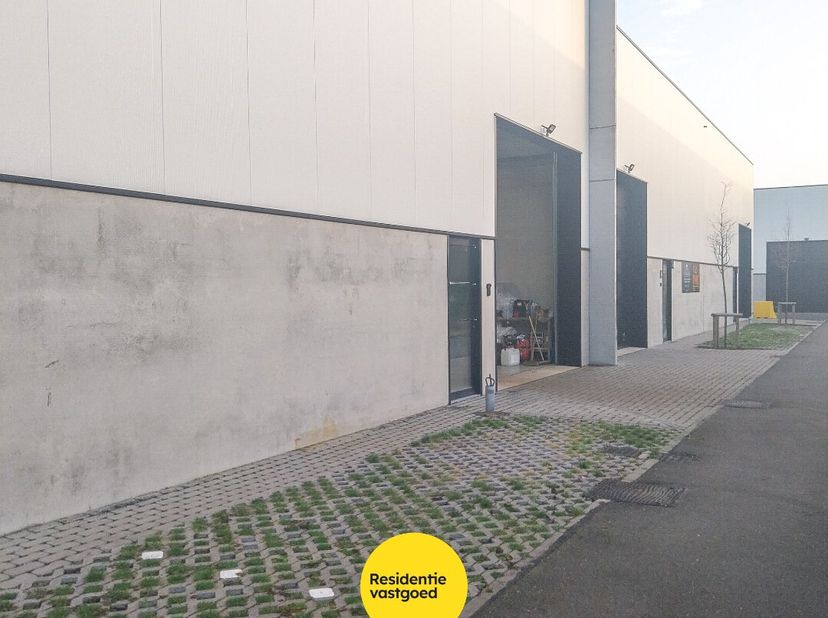 In het bedrijvenpark Westpoort te Zwijndrecht bevindt zich deze praktische en goed uitgeruste loods van ongeveer 170 m². De loods is zeer vlot bereikb