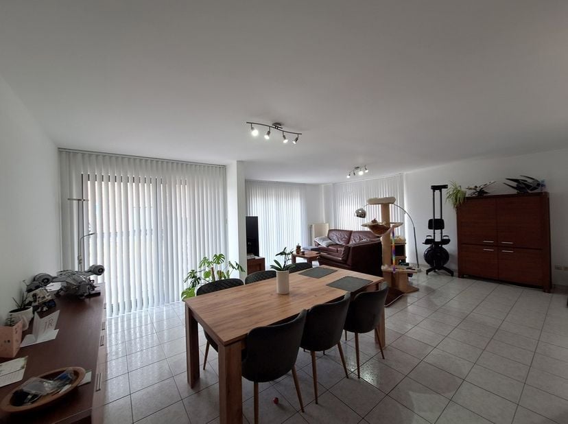 Ruim gelijkvloers appartement te Heusden centrum. <br />
<br />
Dit appartement van +/- 125m² bestaat uit twee slaapkamers, een ingerichte keuken en b