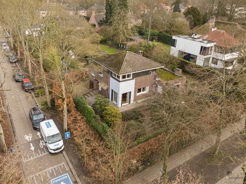 Opportunité unique au coeur de Brasschaat ! Dans un quartier calme et verdoyant, cette villa à rénover se compose de deux maisons jumelées, offrant en