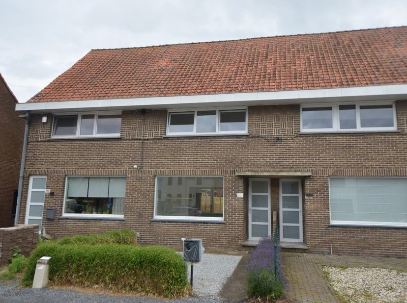 Gerenoveerde gesloten bebouwing, gelegen rand centrum Maldegem.<br />
Centrale verwarming (radiatoren) op aardgas condensatieketel.<br />
Gunstig EPC