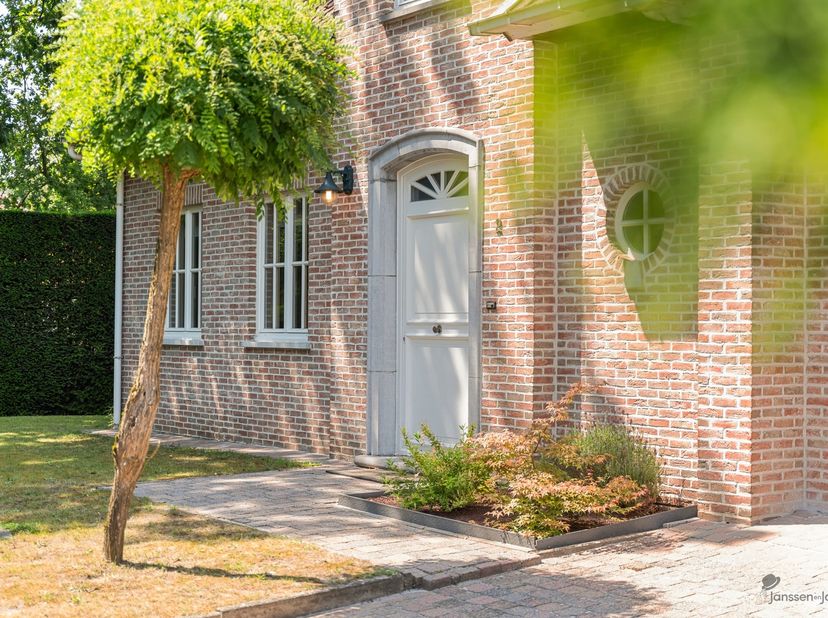 Ruime vrijstaande villa met 4 slaapkamers, poolhouse en grote garage<br />
<br />
<br />
Op een rustige en residentiële locatie in Halle-Zoersel bevi
