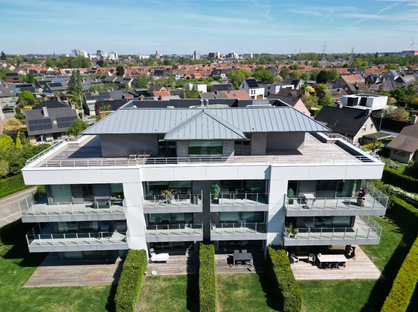 Dit luxueus afgewerkt penthouse is gelegen op een privaat domein aan de rand van het Sterrebos, als enige appartement op de derde verdieping met rondo