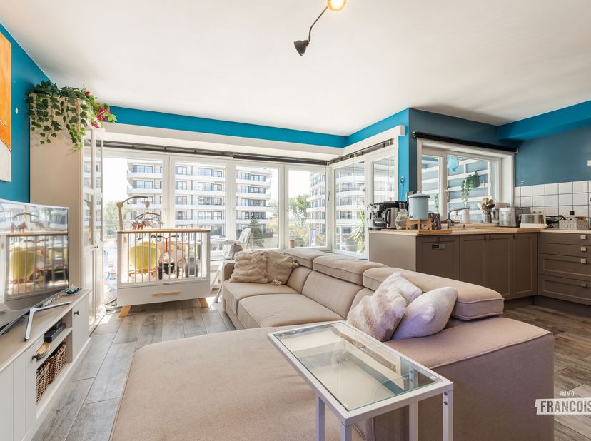 Cet appartement entièrement rénové se situe dans un emplacement de choix à Ostende. La digue se trouve au coin de la rue et le centre est rapidement a