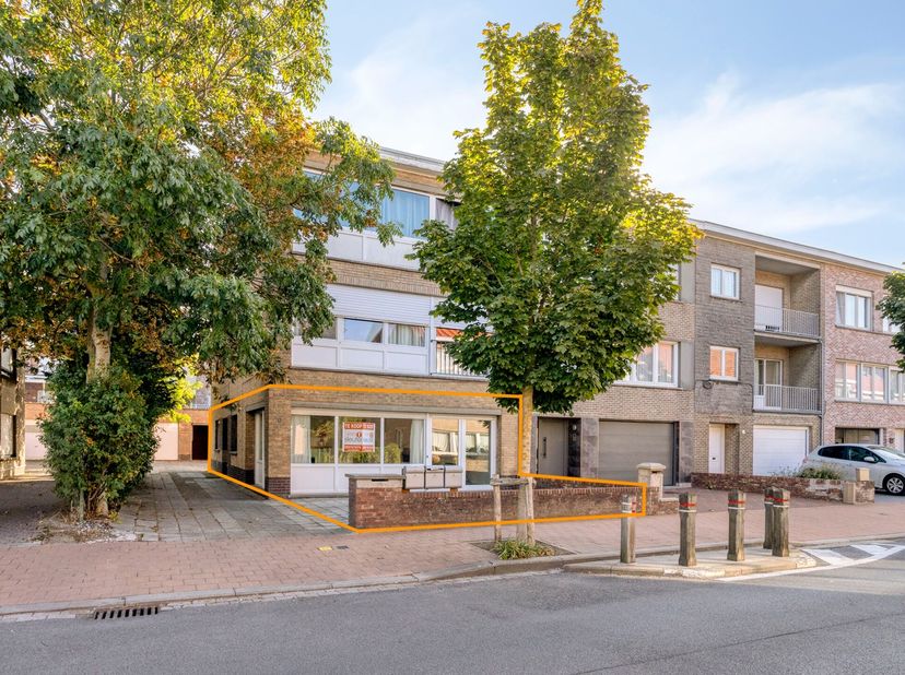 Laat je verrassen door dit INSTAPKLAAR &amp;amp; lichtrijk GELIJKVLOERSappartement met 2 SLAAPKAMERS, GARAGE en ruim TERRAS op RESIDENTIEËLE LOCATIE te Bl