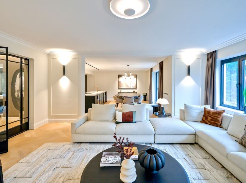 Uccle / Dans un quartier résidentiel, vert, à proximité de parcs et du bois, au 5ème étage d'un immeuble de standing, un appartement élégant, vaste et