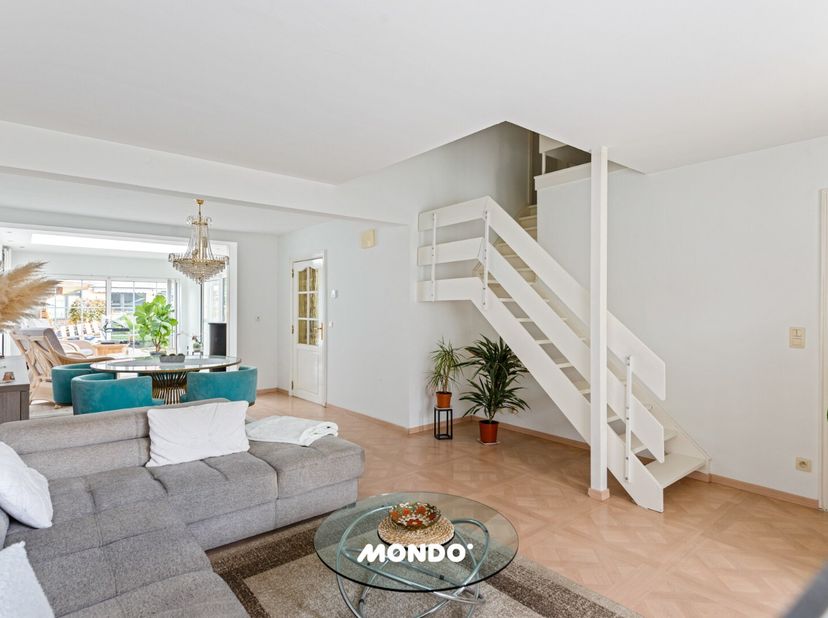À la recherche d'une maison prête à emménager dans un endroit calme ? Cette charmante maison bien entretenue combine espace, lumière et convivialité d