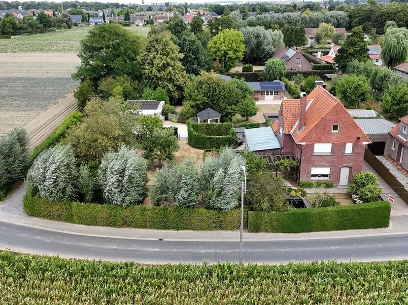 Bent u op zoek naar een woning waar rust, ruimte en privacy centraal staan? Dan zal deze vrijstaande woning u ongetwijfeld bekoren. Gelegen in agraris