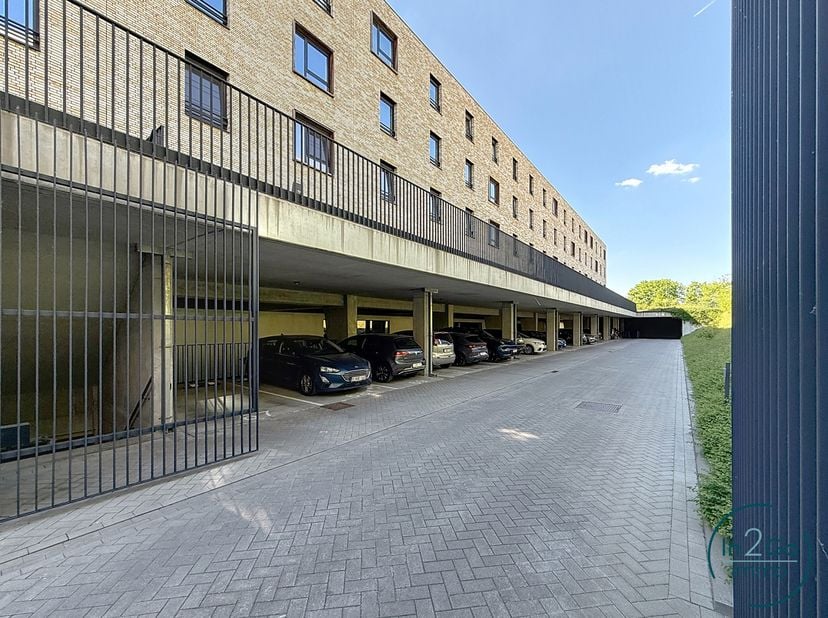 Op zoek naar een veilige en praktische parkeeroplossing in Heverlee? Deze overdekte bovengrondse autostaanplaats nr. 81 is gelegen in het verzorgde co