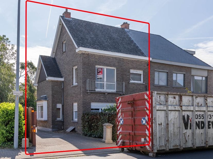 MAISON SEMI-OUVERTE À RÉNOVER -<br />
À la recherche d’un projet de rénovation que vous pourrez aménager entièrement à votre goût ? Cette maison semi-