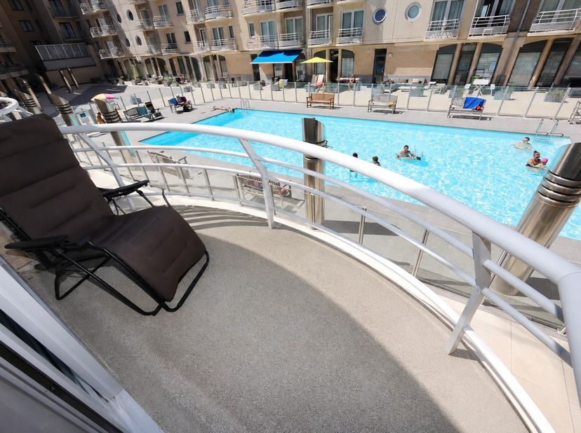 Bent u op zoek naar een ruim appartement op een toplocatie aan de Belgische kust? Dan is dit verzorgde duplex appartement in Mariakerke precies wat u