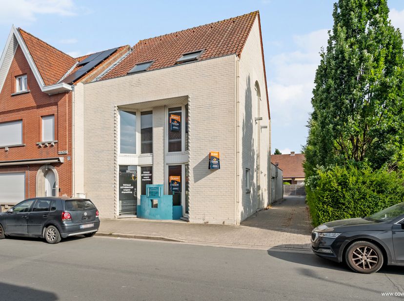 Appartement à l'état brut à vendre à Waregem (Desselgem) – avec hangar et parking à l'arrière.<br />
<br />
Cet ancien magasin, situé au cœur de Desse