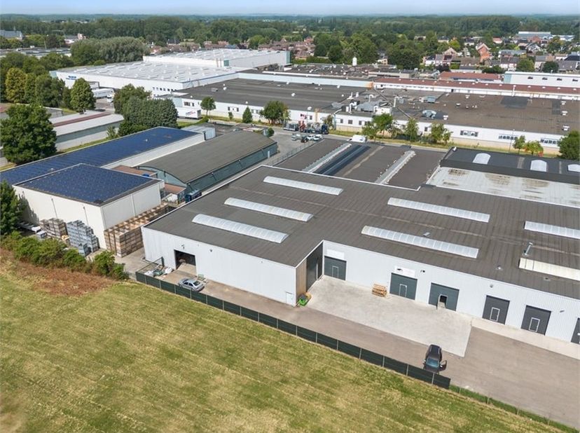 Op de Meiveldlaan 4605 vinden we deze zeer ruime opslag- of productieruimte die kan worden gecombineerd met een werkplaats. Het bedrijvenpark combinee