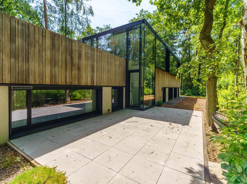Vragen of interesse? Contacteer onze makelaar Dimitry via dimitry@copandi.be of 0493 37 27 43.<br />
<br />
Deze unieke villa uit 2018 is gelegen in d