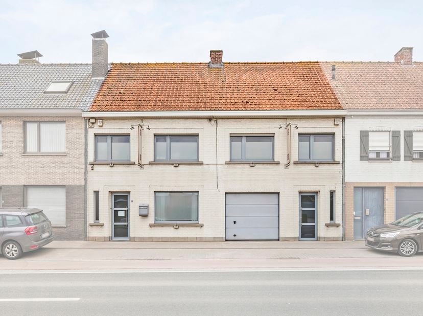 Deze dubbele woning is gelegen vlakbij het centrum van Staden. Dit zijn namelijk 2 woningen die in het verleden omgebouwd zijn tot 1 woning.<br />
De