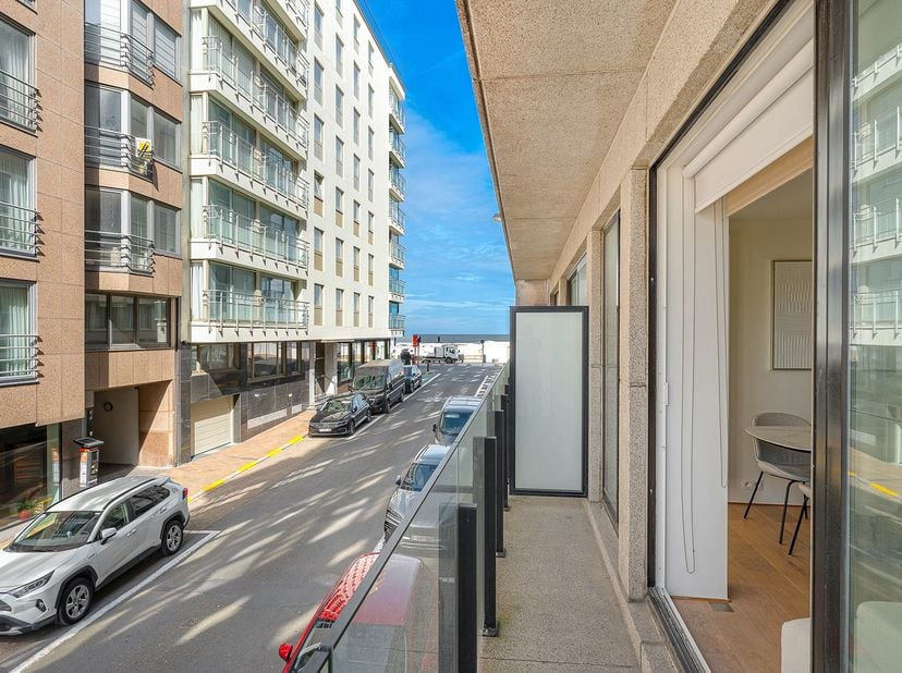 Hedendaags appartement genietend van zijdelings zeezicht, vlakbij de winkels in de Kustlaan en op enkele passen van het strand en de zee. Indeling: ha
