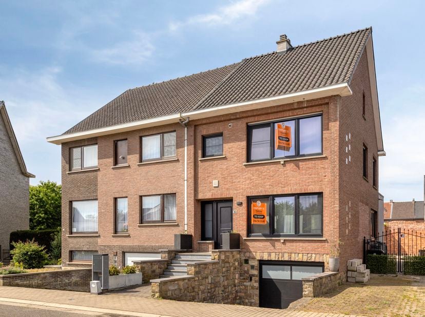 Deze ruime halfopen bebouwing is gelegen aan de Astridlaan 30 in Aarschot, op een uitstekende locatie. Namelijk zowel rustig en residentieel wonen, te