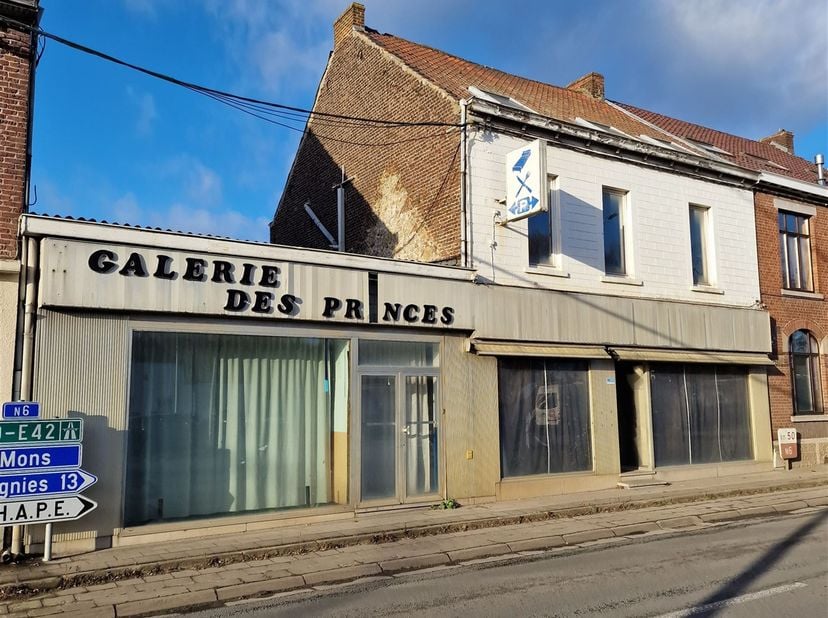 REF: 6518 - Rue Grande, 130 - 7020 Maisières<br />
Plus de 600 m² à rénover pour un espace commercial ou de réception avec une salle de plus de 230 m²