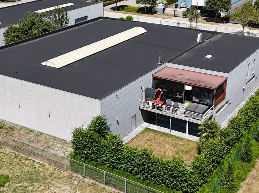 LOODS 936m² met prachtige LOFT te Blankenberge, ideaal voor wie werken en wonen wil combineren, omvattende o.a.:<br />
<br />
	Loft (ca.9m / 23m) met