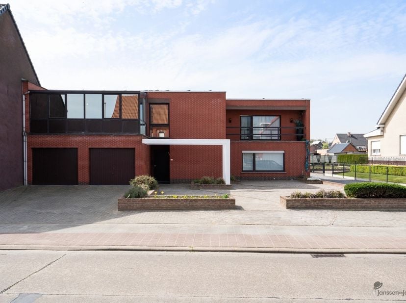KANGOEROEWONING MET 2 WOONEENHEDEN OP 1.267 M² TE RILLAAR<br />
<br />
<br />
Deze eigendom in Rillaar betreft een kangoeroewoning met twee volledig