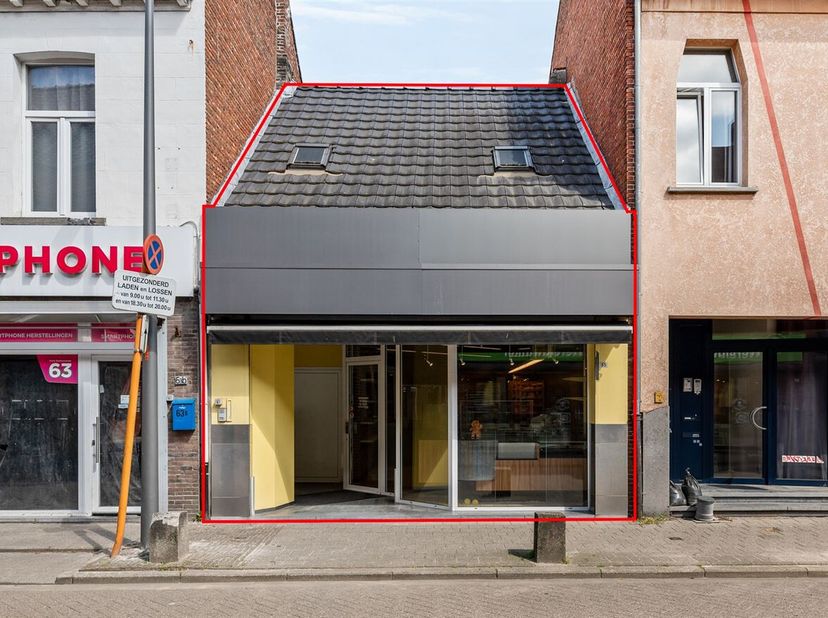 Eengezinswoning met winkelruimte <br />
Locatie: <br />
Deze woning is gelegen in een aanloopstraat, net buiten het kernwinkelgebied van Turnhout, wat