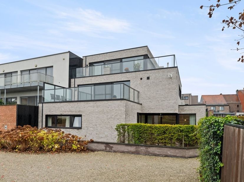 Ontdek dit prachtig gelijkvloers appartement, ideaal gelegen aan de Tongersesteenweg 42B in Sint-Truiden. Dit instapklaar appartement combineert moder