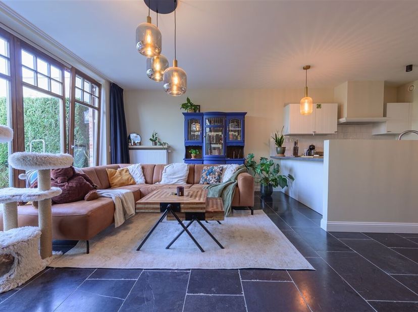 IN OPTIE! Deze recente woning werd gebouwd in 2016 met duurzame en natuurlijke materialen, zoals natuursteen en houten elementen, en verkeert in een p