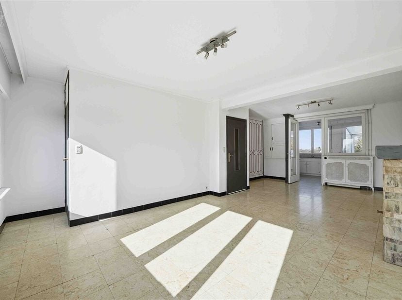 Mooi huis met een lichte woonkamer met ingerichte keuken, berging, badkamer, apart toilet, 2 slaapkamers, grote garage (ca. 54 m²) en aangename tuin.<