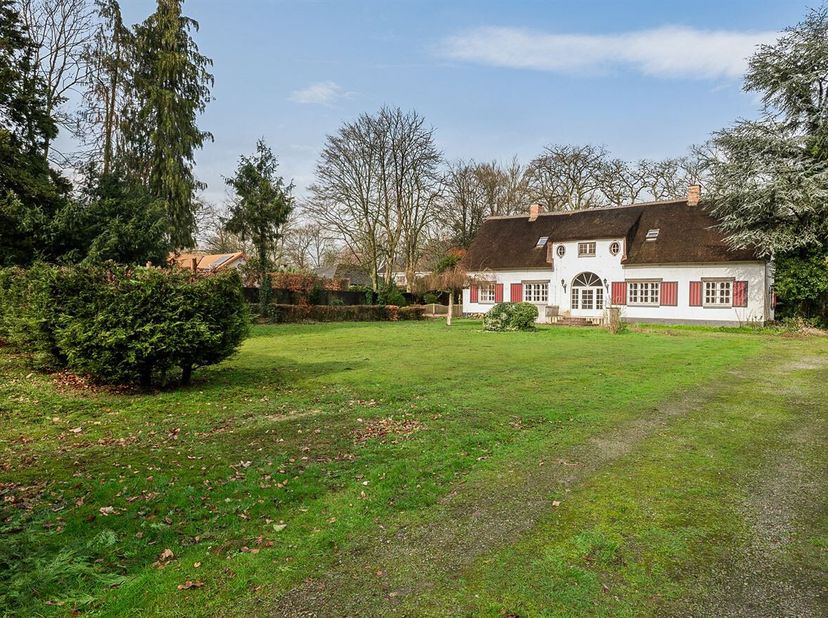 Charmante villa/maison individuelle avec un potentiel exceptionnel sur 2.600 m² à Brasschaat<br />
Sur un beau terrain de pas moins de 2.600 m², à que
