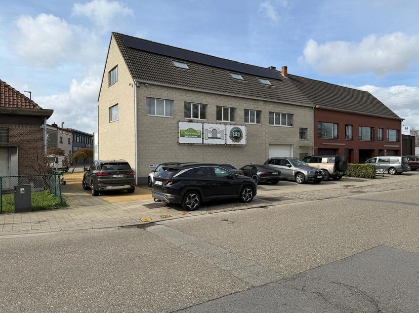 BESCHRIJVING<br />
Te huur: magazijnruimte met kantoorruimte op de eerste verdieping en een appartement op de 2e verdieping, gelegen te Kruiningenstra