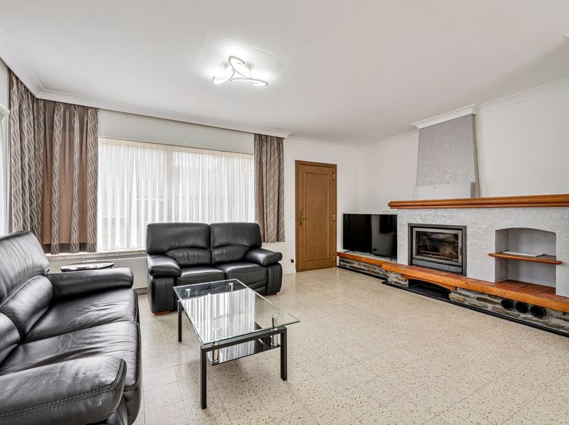 Instapklare woning zoekt nieuwe eigenaars in Gullegem!!<br />
Je betreedt de woning via de inkomhal met gastentoilet en komt vervolgens in de gezellig