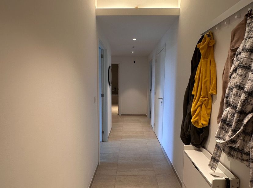 Prachtig nieuwbouwappartement met terras te huur in Lommel:Indeling: Inkomhal, apart toilet, woonkamer met open keuken, terras, slaapkamer 1, badkamer