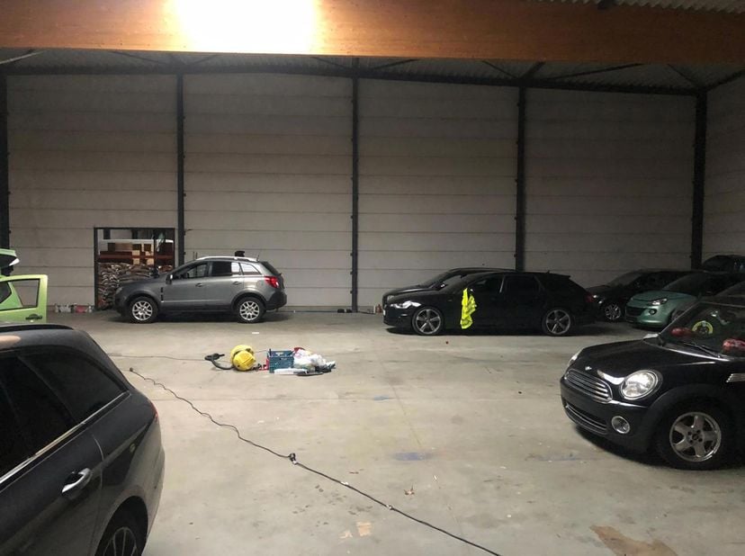 Magazijn 504m² te Wommelgem.<br />
1 sectionaal poort.<br />
Parking voor 6 tal personenwagen<br />
Nabij rondpont van Wijnegem - E313 en E34