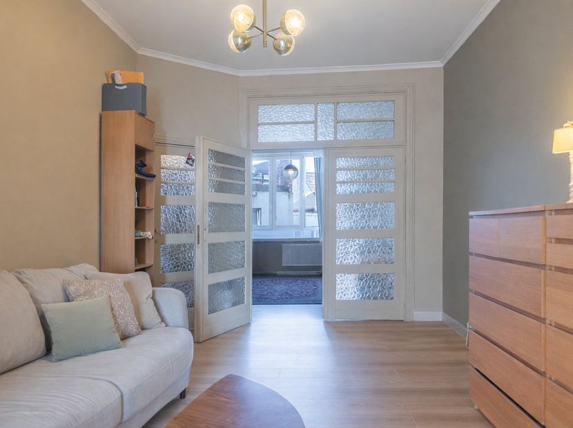 Leuk appartement met één kamer, recente keuken en nabij openbaar vervoer.<br />
Gelegen op de tweede verdieping, bereikbaar met trap.<br />
<br />
Cha