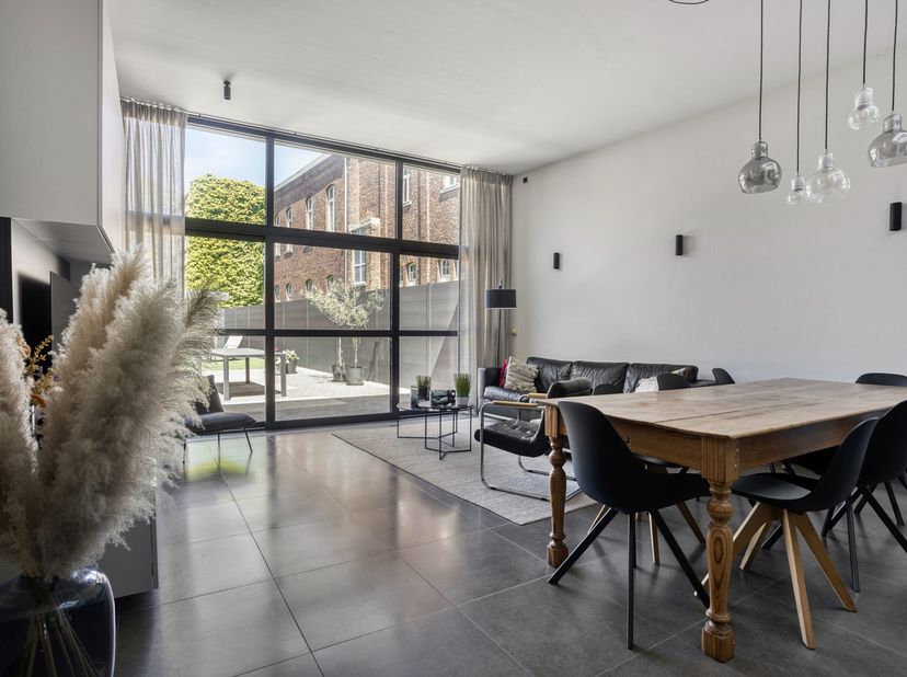 Klassevolle, centraal gelegen herenwoning met o.a. een bewoonbare oppervlakte van 230 m², 4 slaapkamers, een gezellige tuin en zoveel meer. EPC-label