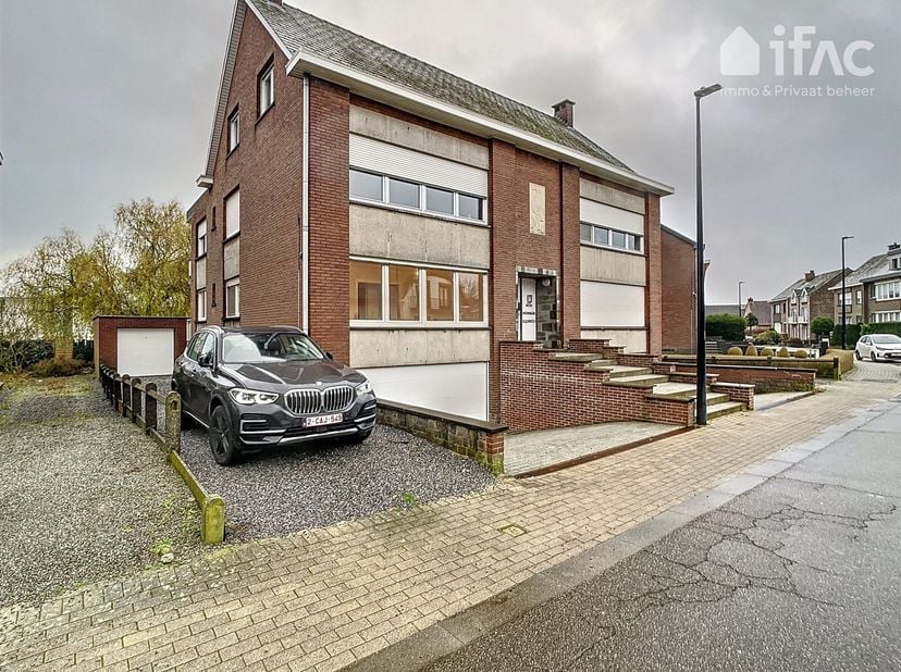 Gerenoveerd appartement in Kortenberg met 2 slaapkamers, garage en tuin.<br />
<br />
Begane grond: Hal (8 m²) met apart toilet – woonkamer (23 m²)