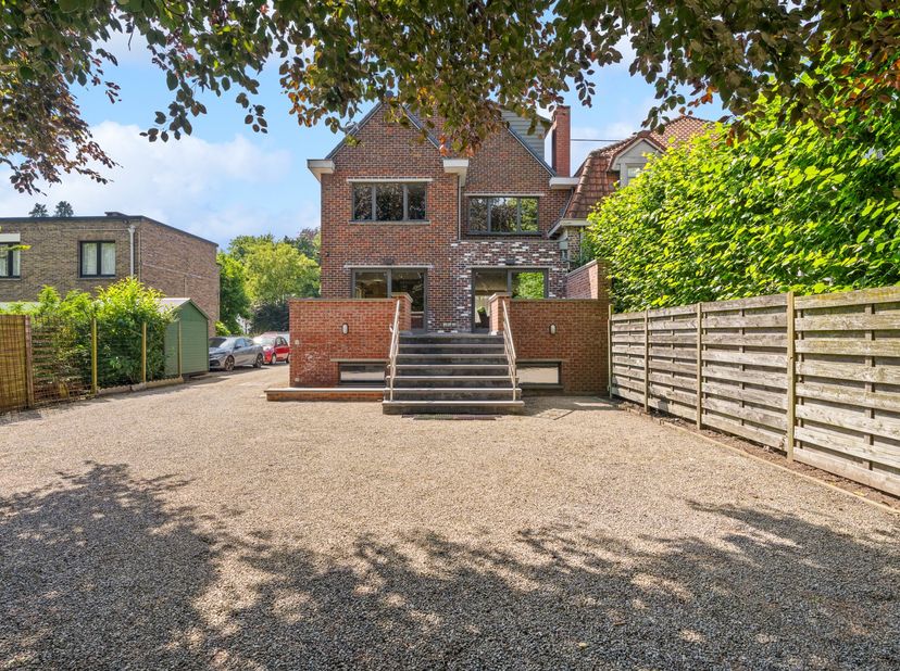 Bent u op zoek naar de perfecte synergie tussen luxueus, modern wonen en absolute ruimte? Zoek niet verder. Deze exclusieve eigendom in Sint-Amandsber