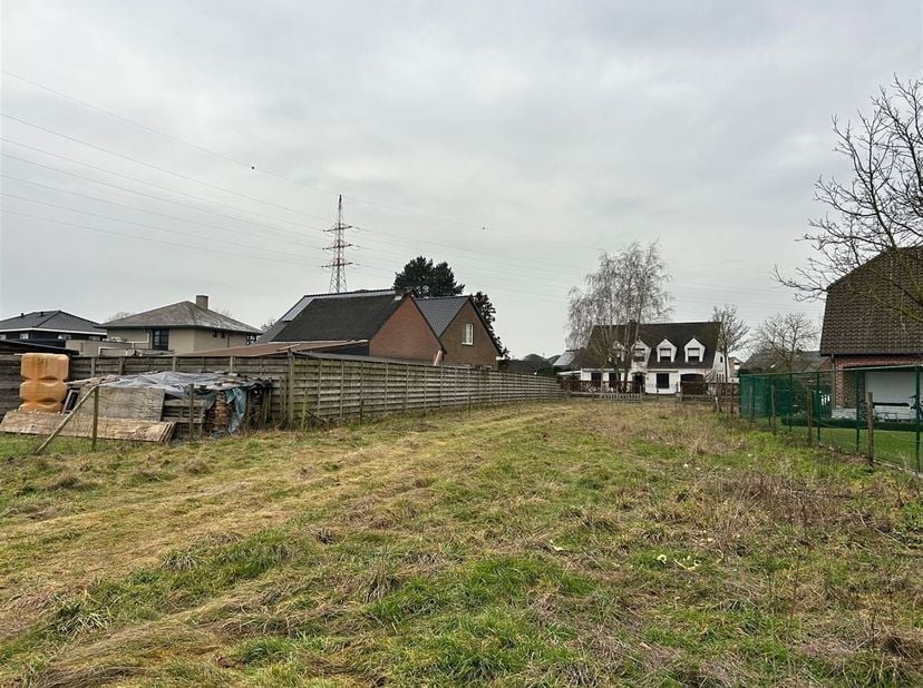 Rustig gelegen bouwgrond op ca. 1170m2<br />
Ligging: Deze grond is gelegen op 10 minuten afstand tot het centrum van Pelt. De gemeente ligt centraal